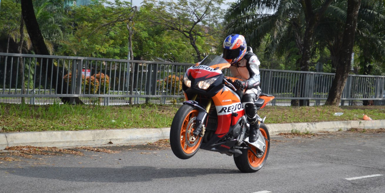 Road Test 2013 Honda Cbr1000rr Repsol Edition I Motomy